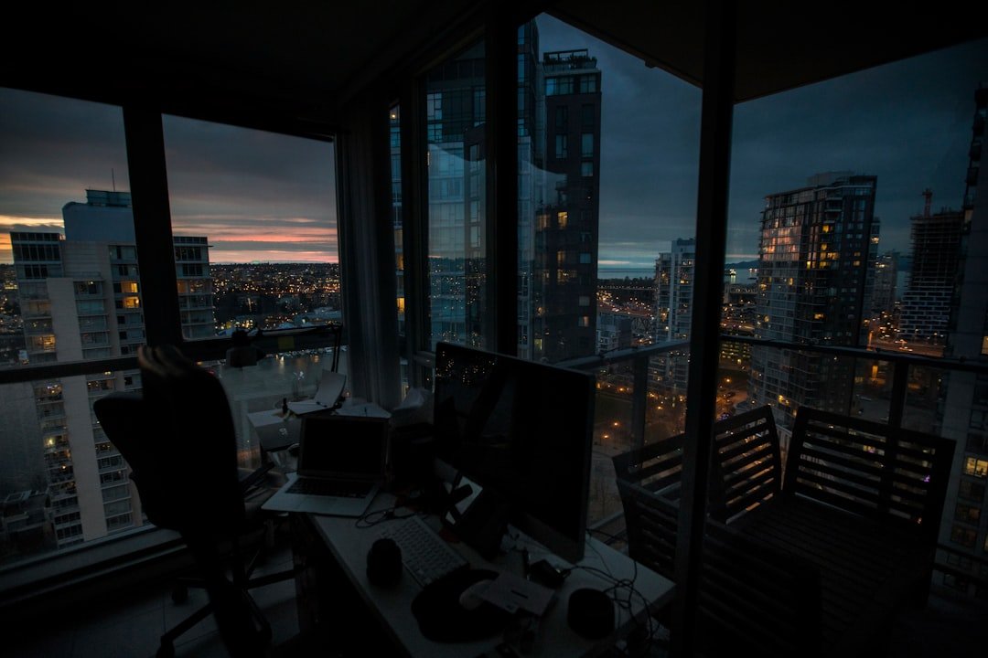 Video viral: cámara de seguridad capta silla que se mueve sola en oficina